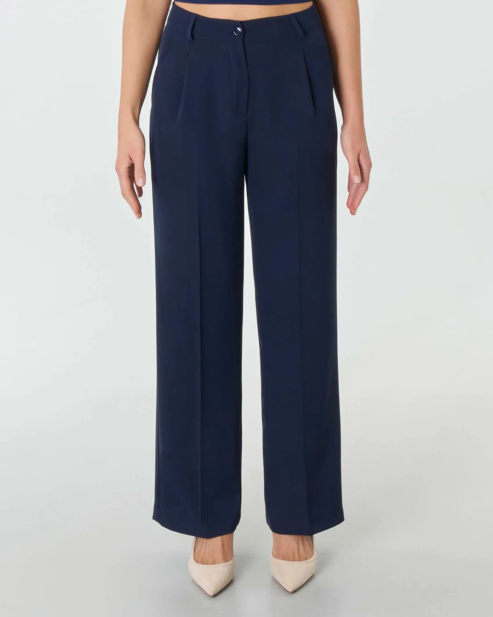 Pantaloni straight blu in tessuto stretch fluido con pinces in vita