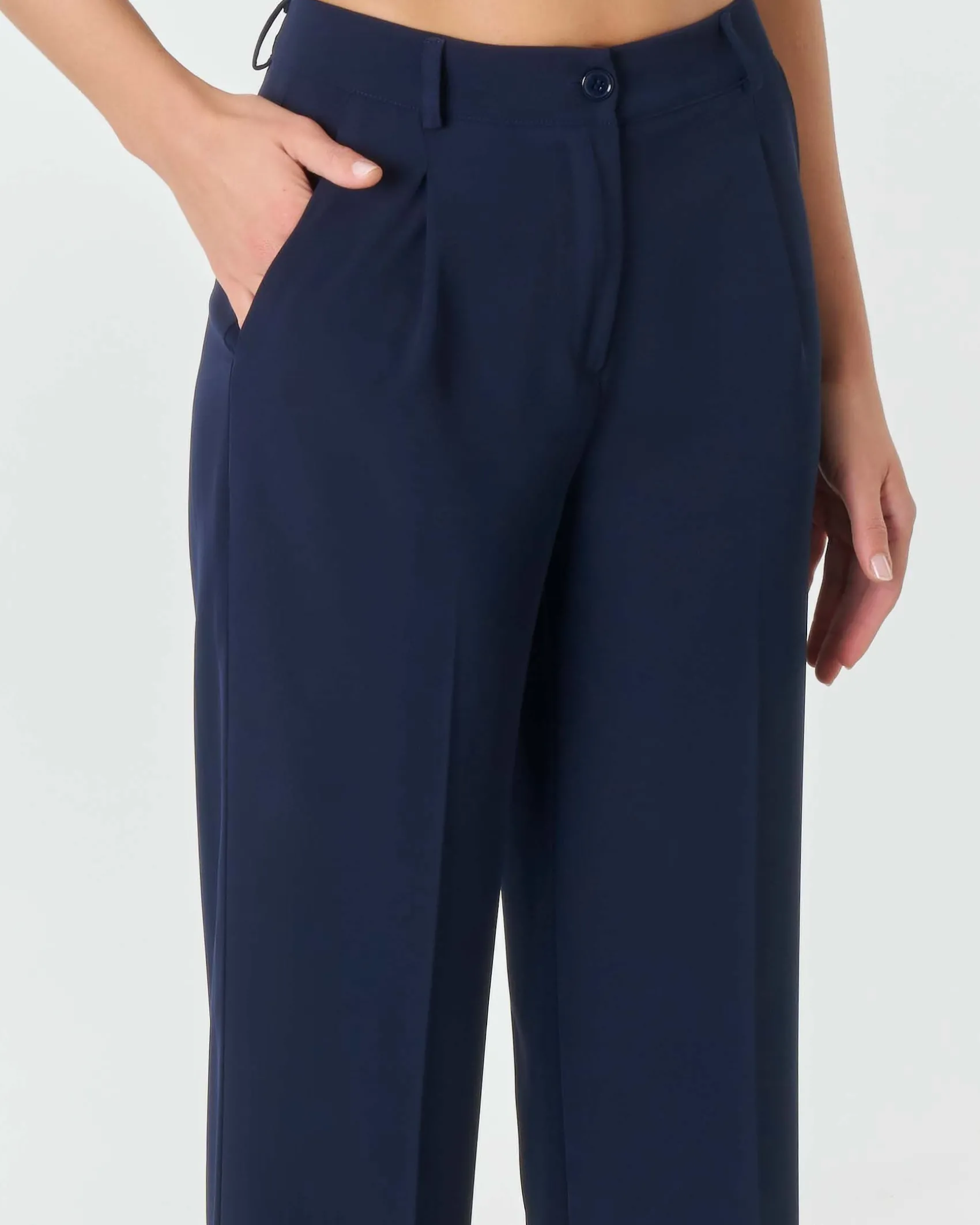 Pantaloni straight blu in tessuto stretch fluido con pinces in vita