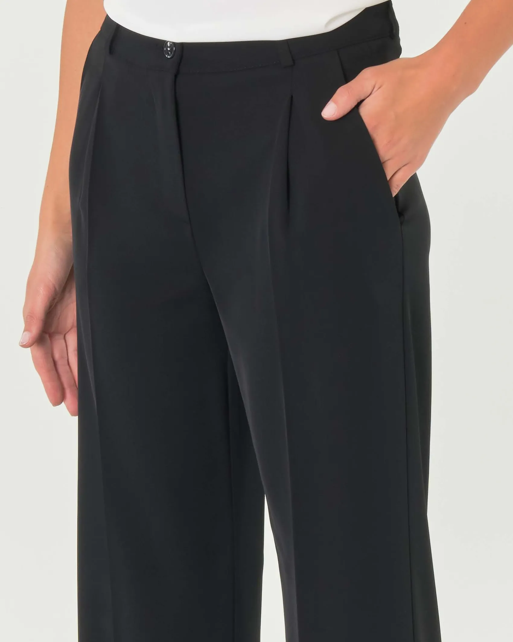 Pantaloni straight neri in tessuto stretch fluido con pinces in vita