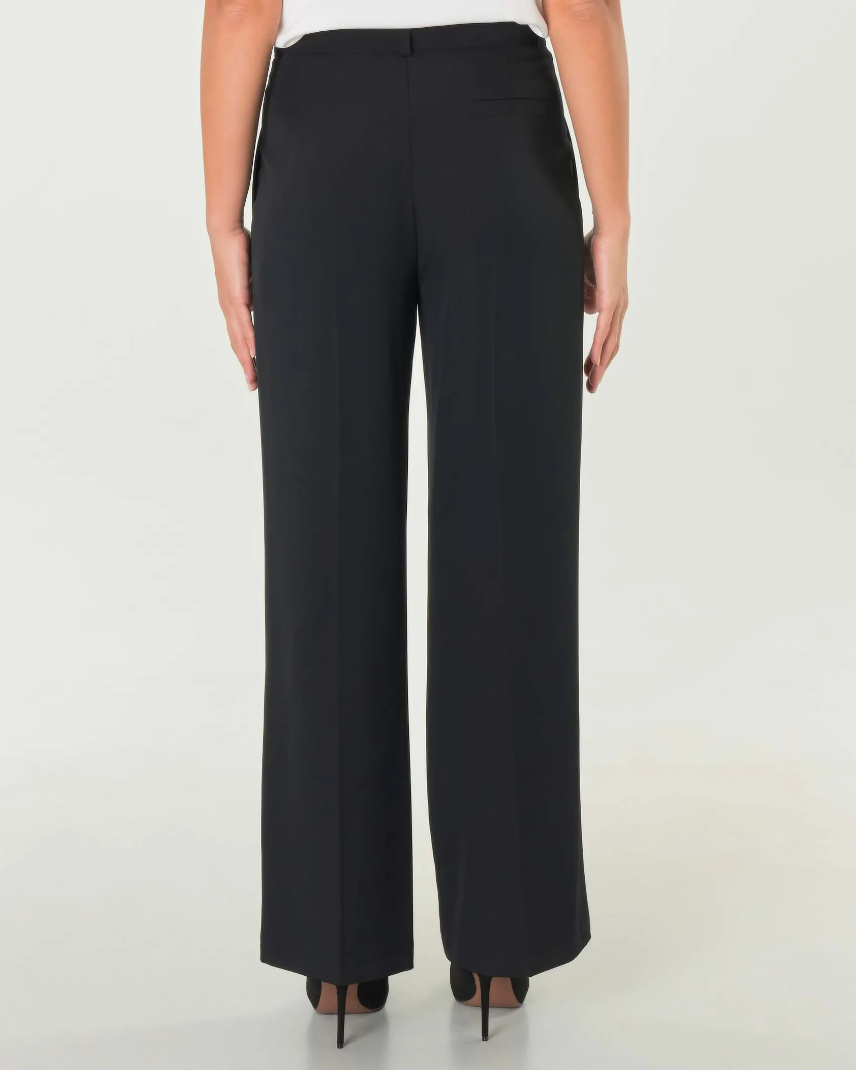 Pantaloni straight neri in tessuto stretch fluido con pinces in vita