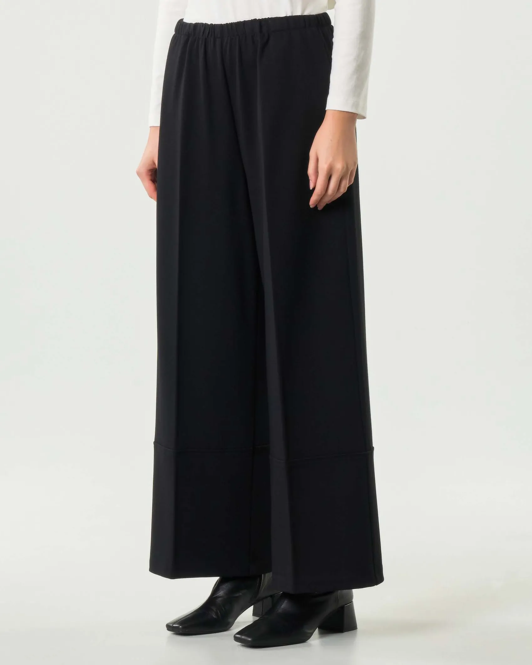 Pantaloni super wide neri Jurerê in tricot di misto viscosa con elastico in vita