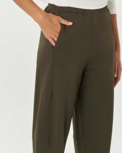 Pantaloni verde militare in tricotina di misto viscosa dalla linea a pagliaccio
