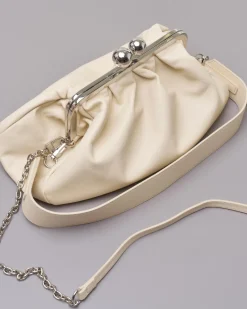 Pasticcino bag misura media in pelle color ecrù con doppia tracolla removibile
