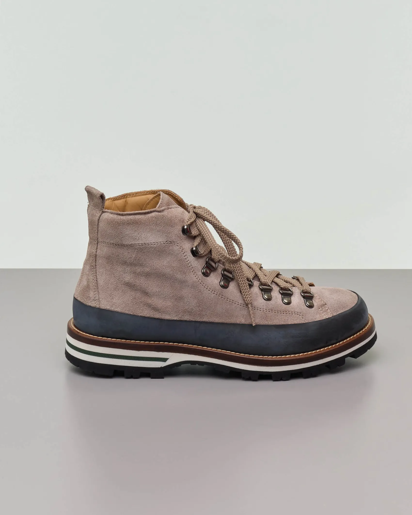 Pedula Mon Piz Lussari in pelle scamosciata color tortora con bordo nero
