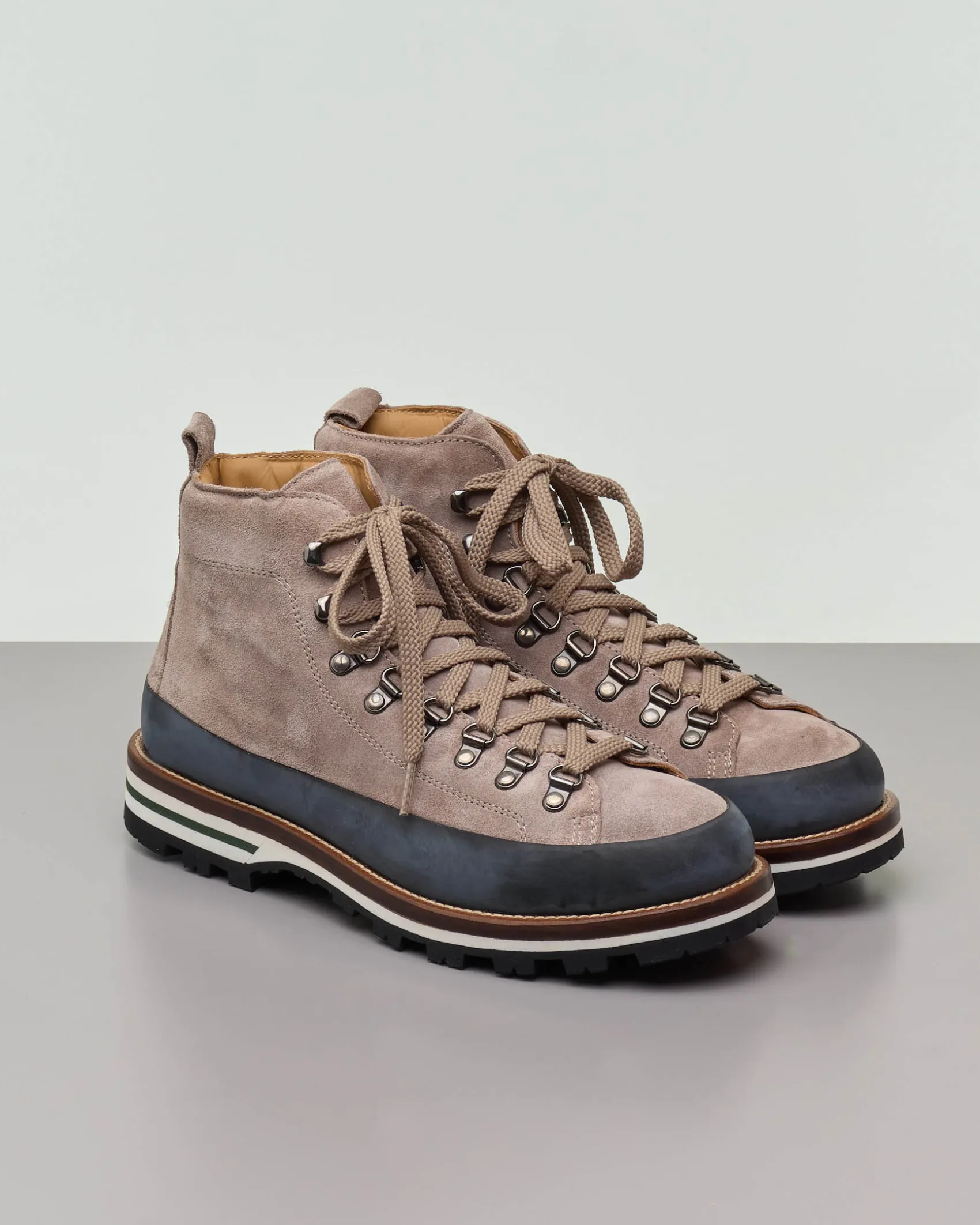 Pedula Mon Piz Lussari in pelle scamosciata color tortora con bordo nero