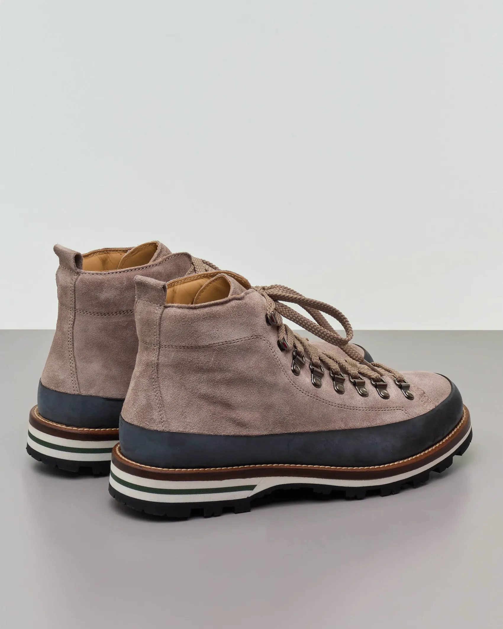 Pedula Mon Piz Lussari in pelle scamosciata color tortora con bordo nero