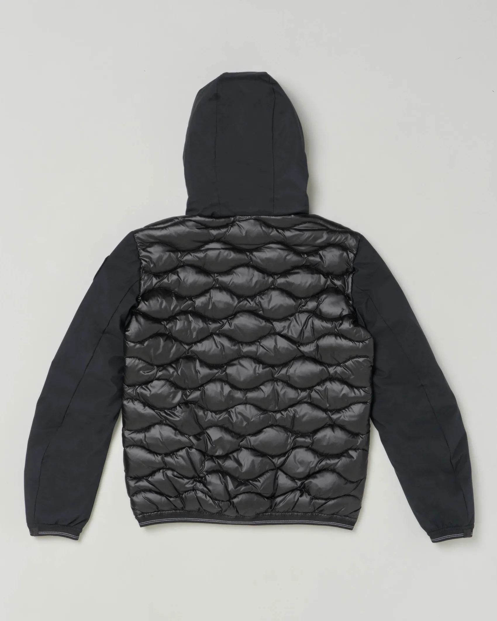 Piumino Blauer nero in nylon trapuntato a onde con cappuccio e maniche in soft shell