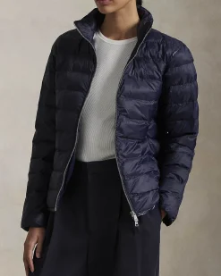 Piumino blu in nylon riciclato con colletto in piedi e logo ricamato sul petto tono su tono