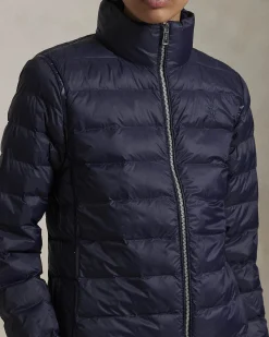 Piumino blu in nylon riciclato con colletto in piedi e logo ricamato sul petto tono su tono