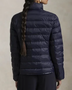 Piumino blu in nylon riciclato con colletto in piedi e logo ricamato sul petto tono su tono