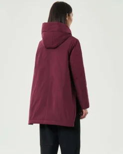 Piumino bordeaux Jurerê con cappuccio e fondo posteriore più lungo squadrato con spacchi laterali