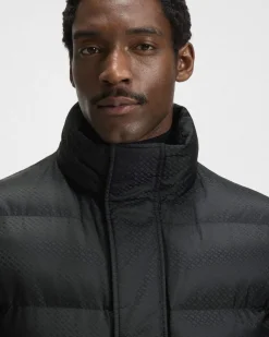 Piumino Boss nero in nylon idrorepellente con motivo monogramma in rilievo e cappuccio staccabile