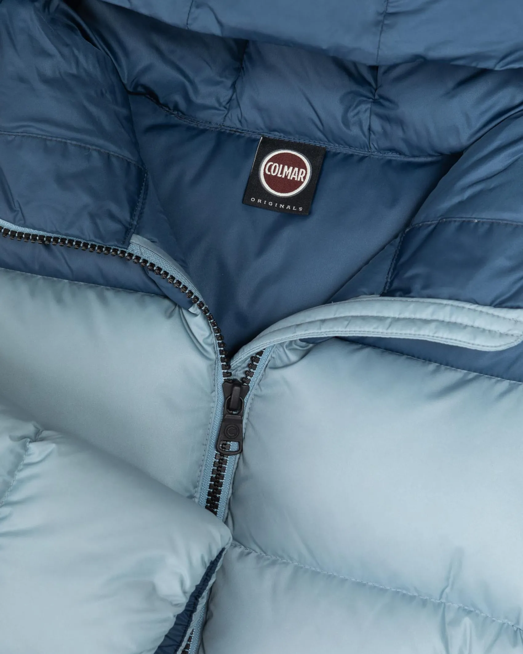 Piumino Colmar azzurro in nylon imbottito con inserto blu e cappuccio