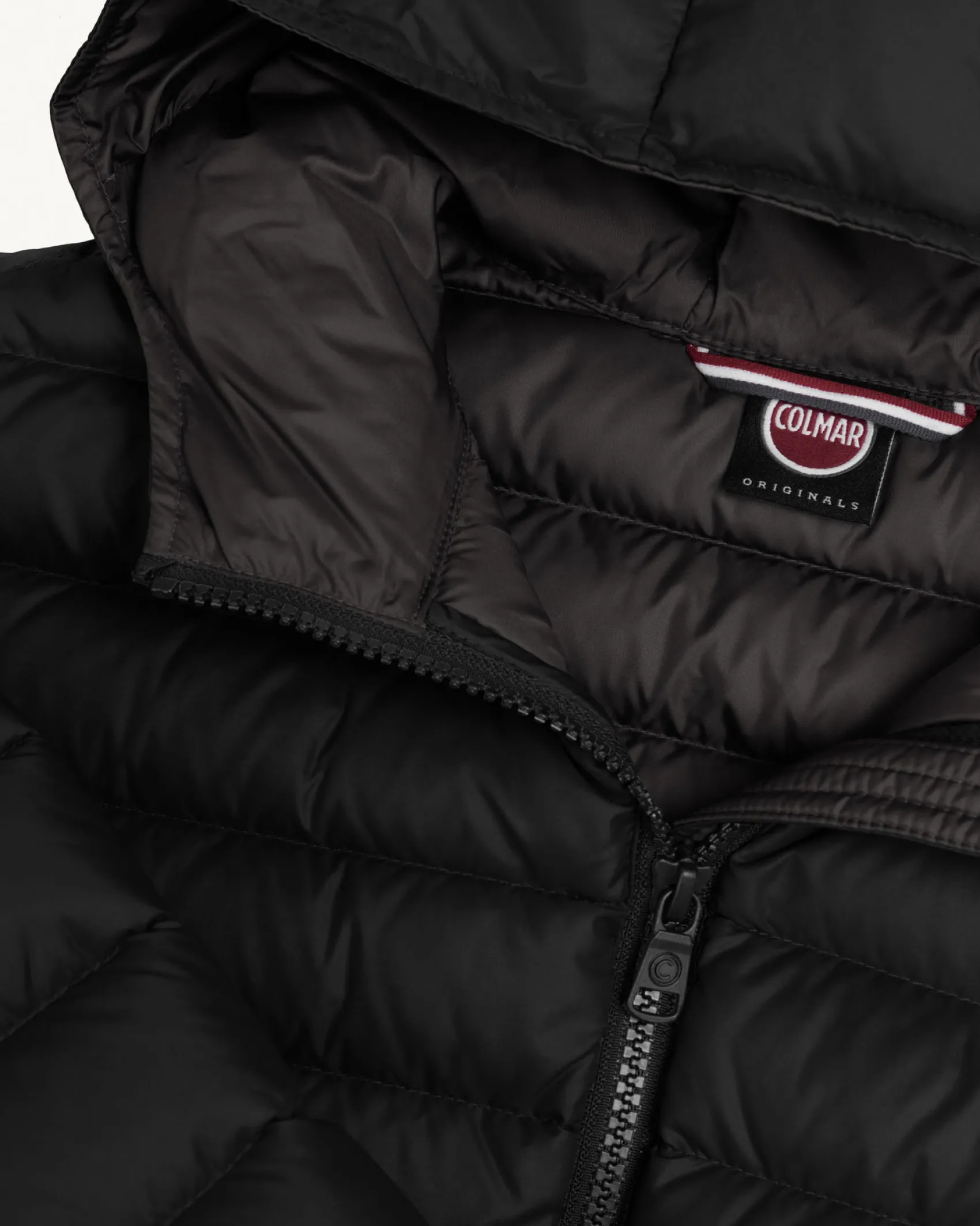 Piumino Colmar nero con cappuccio fisso in nylon opaco