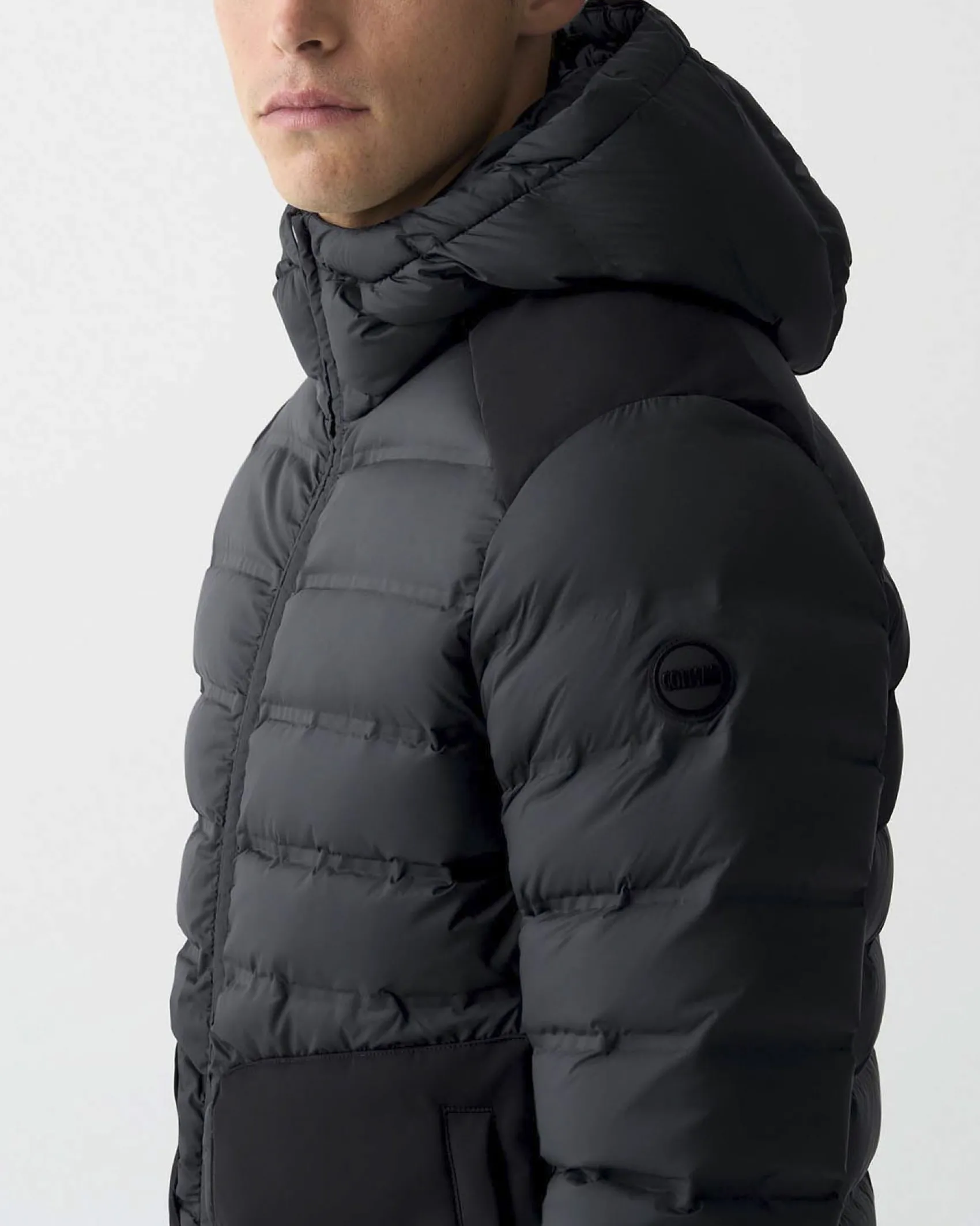 Piumino Colmar Originals nero bi-tessuto con cappuccio e inserti su spalle e tasche in tessuto stretch