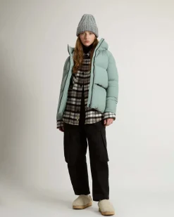 Piumino color acqua Woolrich Cloud Series in nylon elasticizzato con finish opaco con collo alto e cappuccio fisso