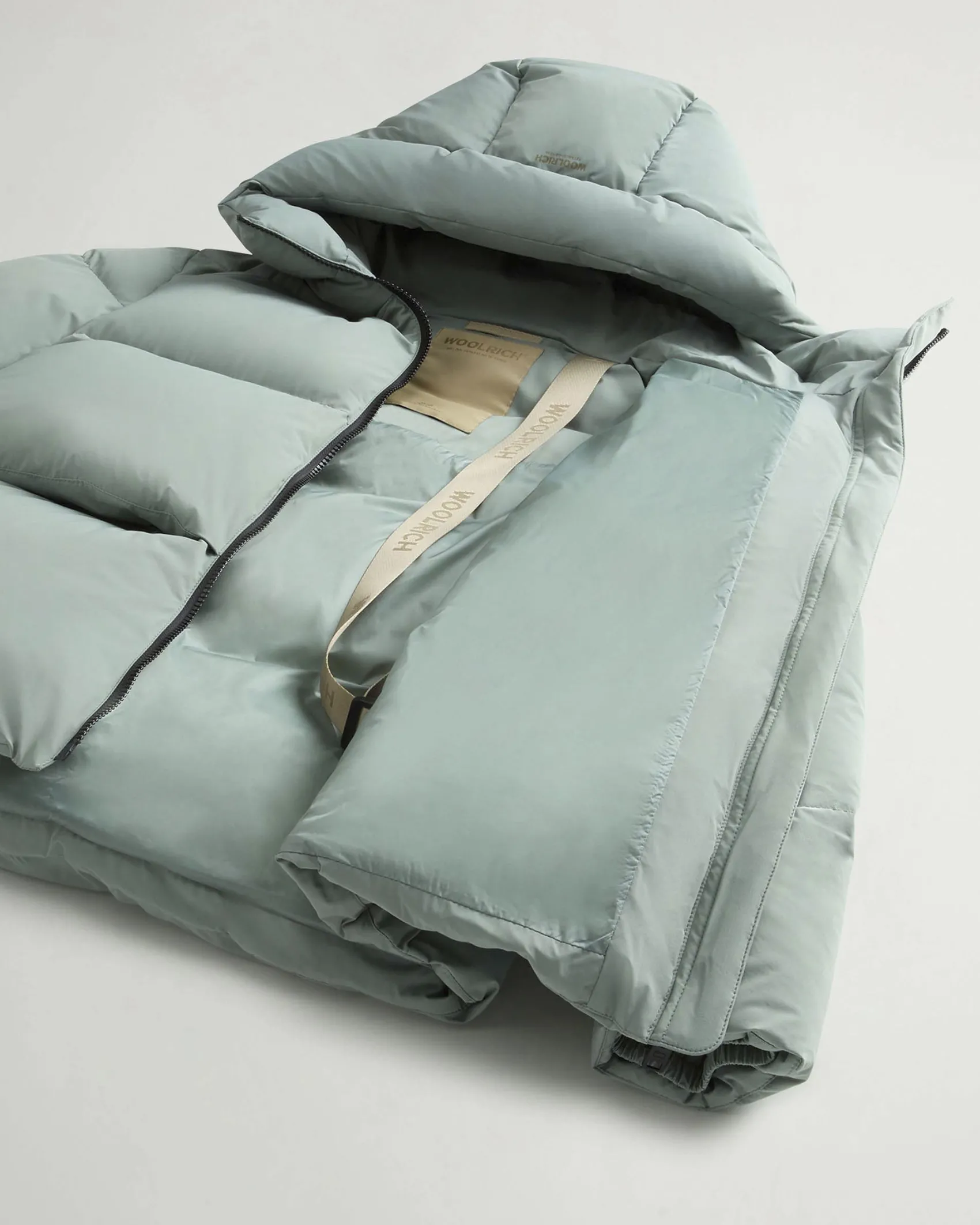 Piumino color acqua Woolrich Cloud Series in nylon elasticizzato con finish opaco con collo alto e cappuccio fisso