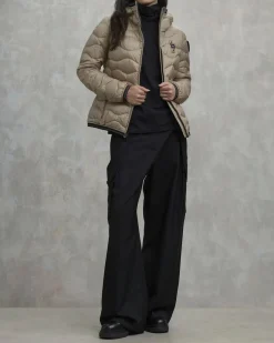 Piumino corto beige Blauer modello Camelia con cappuccio fisso e imbottitura a onde in vera piuma con patch logo in strass