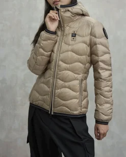 Piumino corto beige Blauer modello Camelia con cappuccio fisso e imbottitura a onde in vera piuma con patch logo in strass