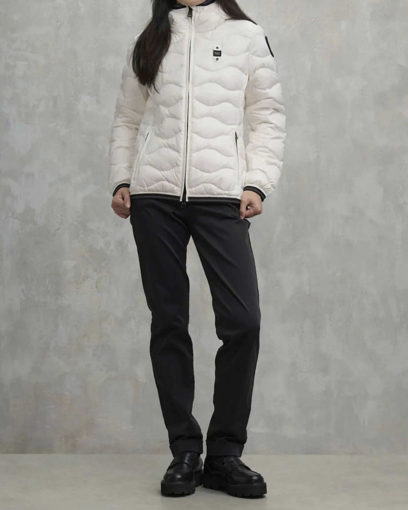 Piumino corto bianco Blauer modello Camelia con cappuccio fisso e imbottitura a onde in vera piuma con patch logo in strass