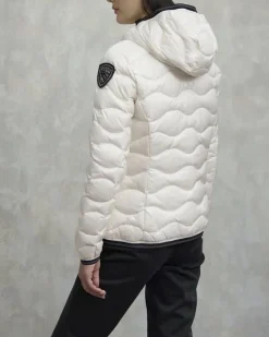 Piumino corto bianco Blauer modello Camelia con cappuccio fisso e imbottitura a onde in vera piuma con patch logo in strass
