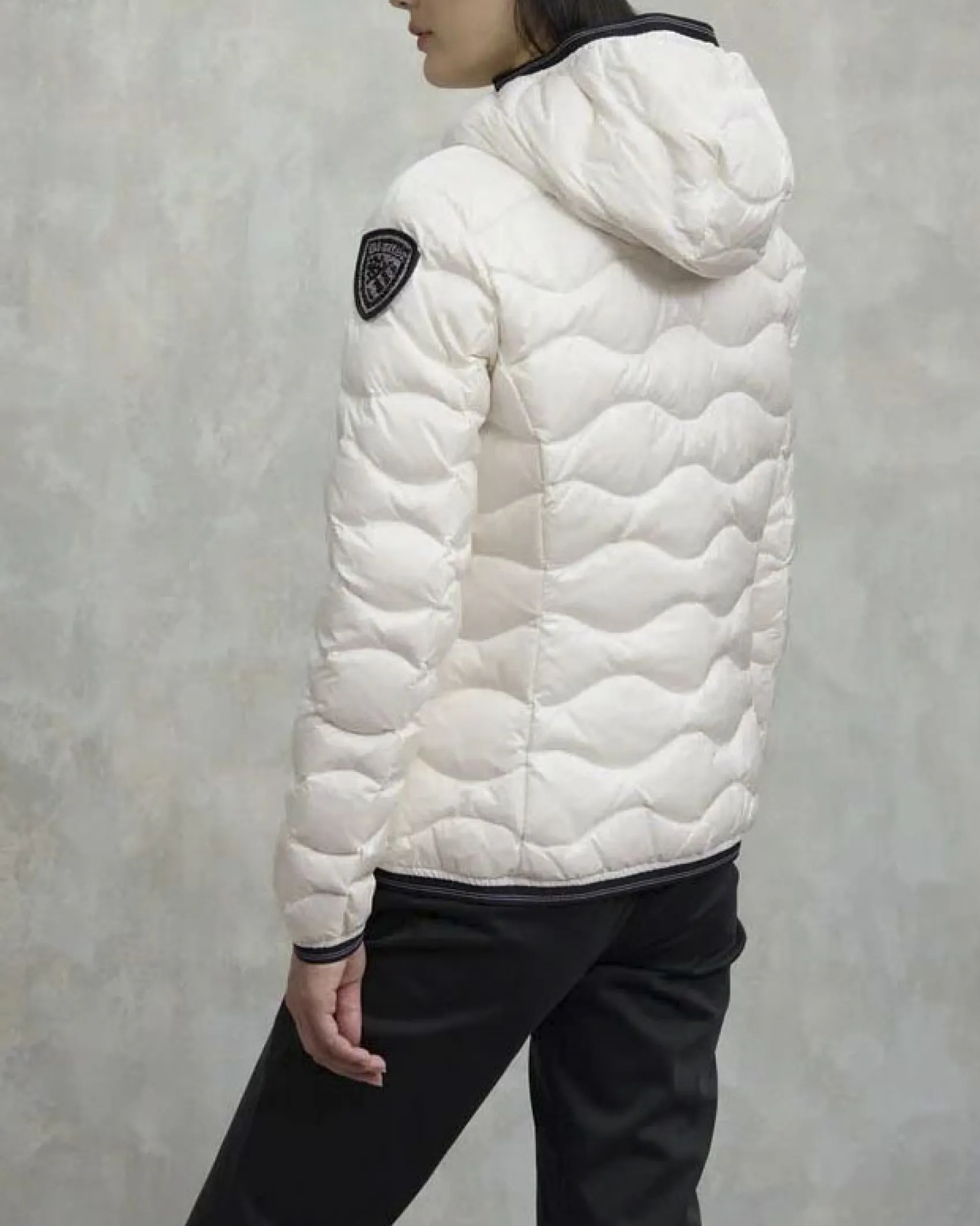Piumino corto bianco Blauer modello Camelia con cappuccio fisso e imbottitura a onde in vera piuma con patch logo in strass