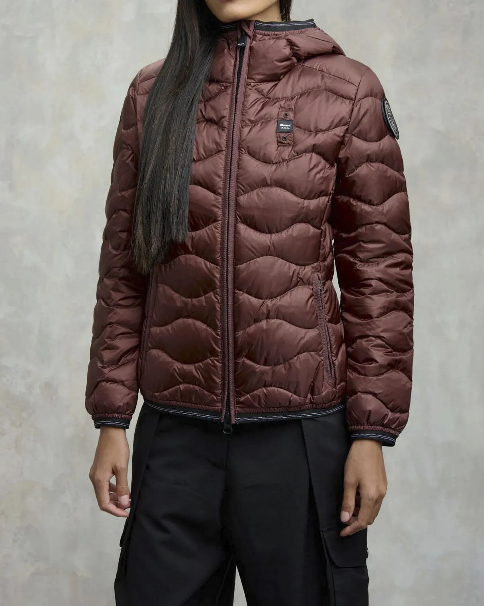 Piumino corto bordeaux Blauer modello Camelia con cappuccio fisso e imbottitura a onde in vera piuma con patch logo in strass