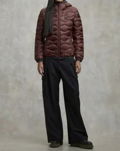 Piumino corto bordeaux Blauer modello Camelia con cappuccio fisso e imbottitura a onde in vera piuma con patch logo in strass