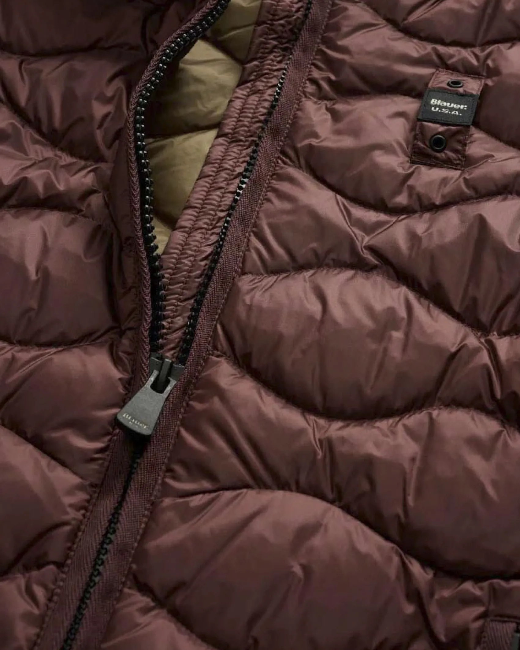 Piumino corto bordeaux Blauer modello Camelia con cappuccio fisso e imbottitura a onde in vera piuma con patch logo in strass