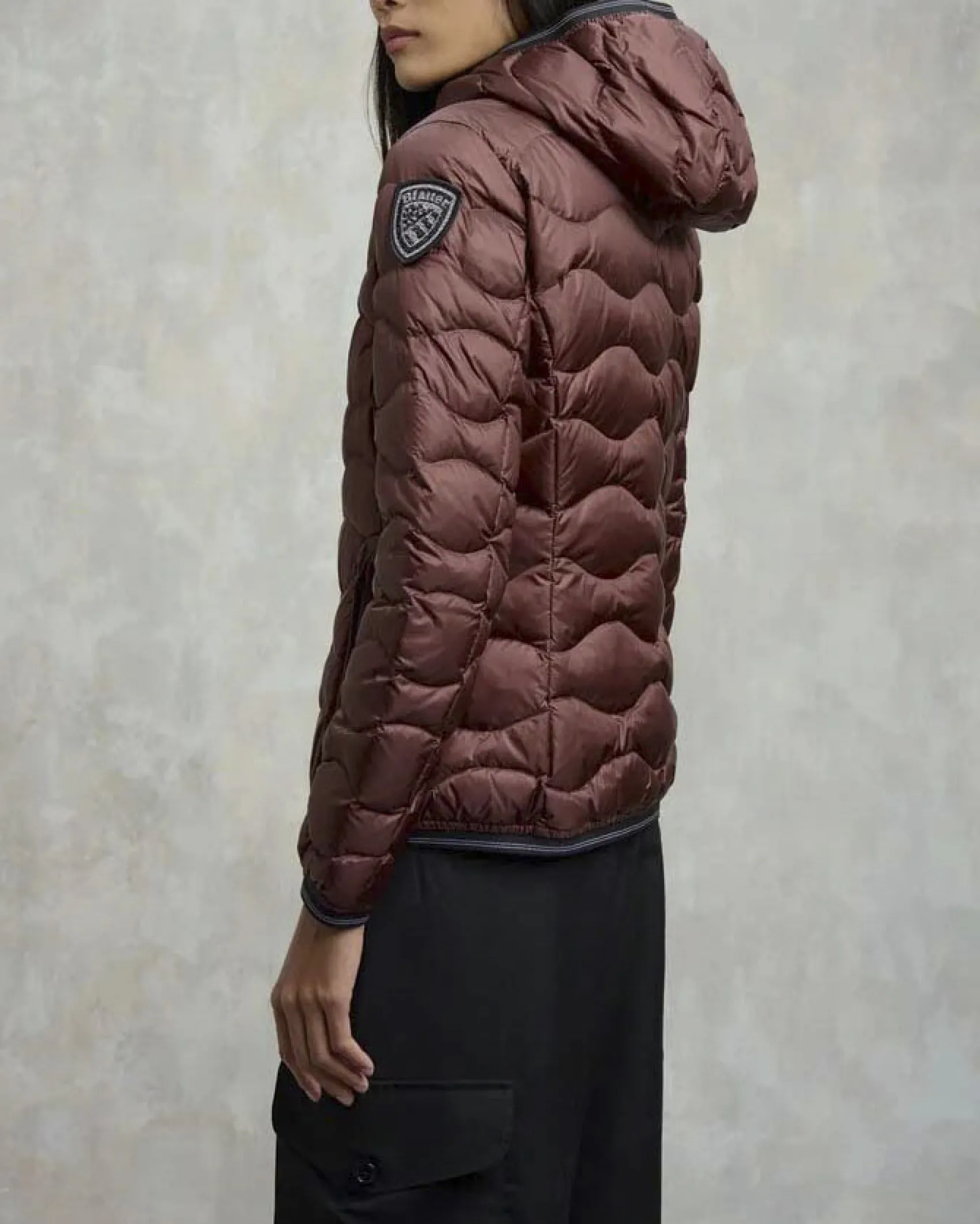 Piumino corto bordeaux Blauer modello Camelia con cappuccio fisso e imbottitura a onde in vera piuma con patch logo in strass