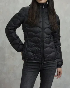 Piumino corto nero Blauer modello Camelia con cappuccio fisso e imbottitura a onde in vera piuma con patch logo in strass