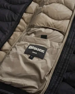Piumino corto nero Blauer modello Camelia con cappuccio fisso e imbottitura a onde in vera piuma con patch logo in strass
