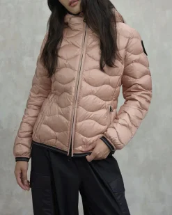 Piumino corto rosa cipria Blauer modello Camelia con cappuccio fisso e imbottitura a onde in vera piuma con patch logo in strass