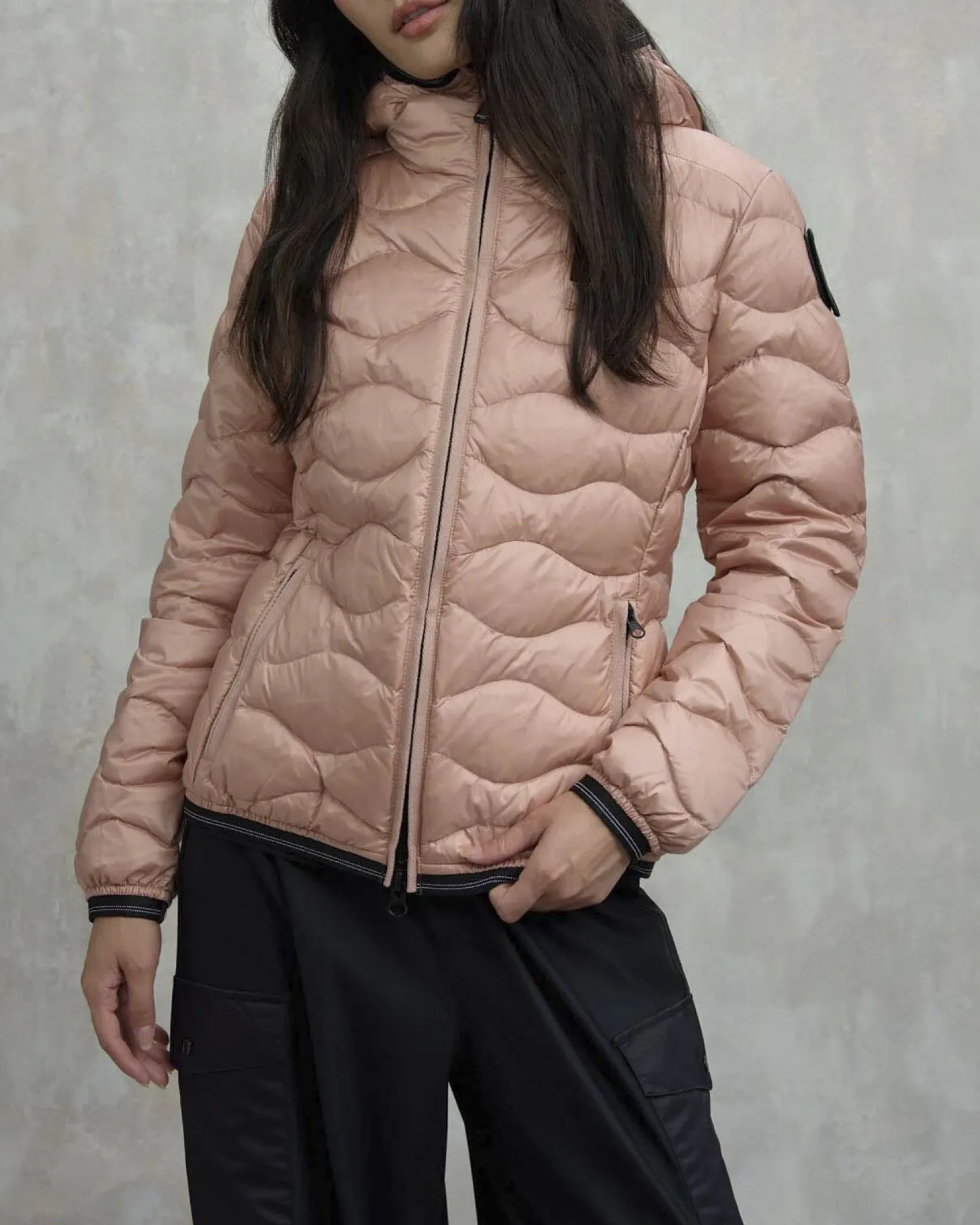 Piumino corto rosa cipria Blauer modello Camelia con cappuccio fisso e imbottitura a onde in vera piuma con patch logo in strass