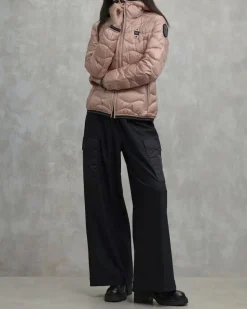 Piumino corto rosa cipria Blauer modello Camelia con cappuccio fisso e imbottitura a onde in vera piuma con patch logo in strass
