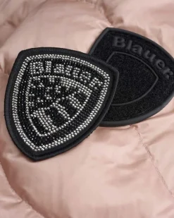 Piumino corto rosa cipria Blauer modello Camelia con cappuccio fisso e imbottitura a onde in vera piuma con patch logo in strass