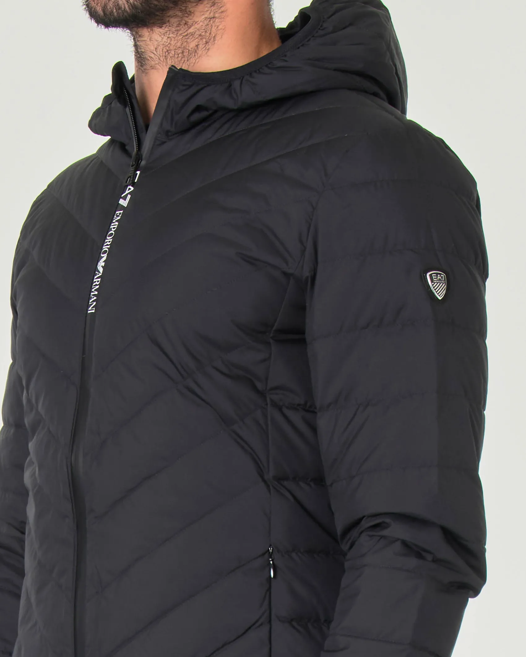 Piumino EA7 nero con cappuccio e trapuntatura spinata