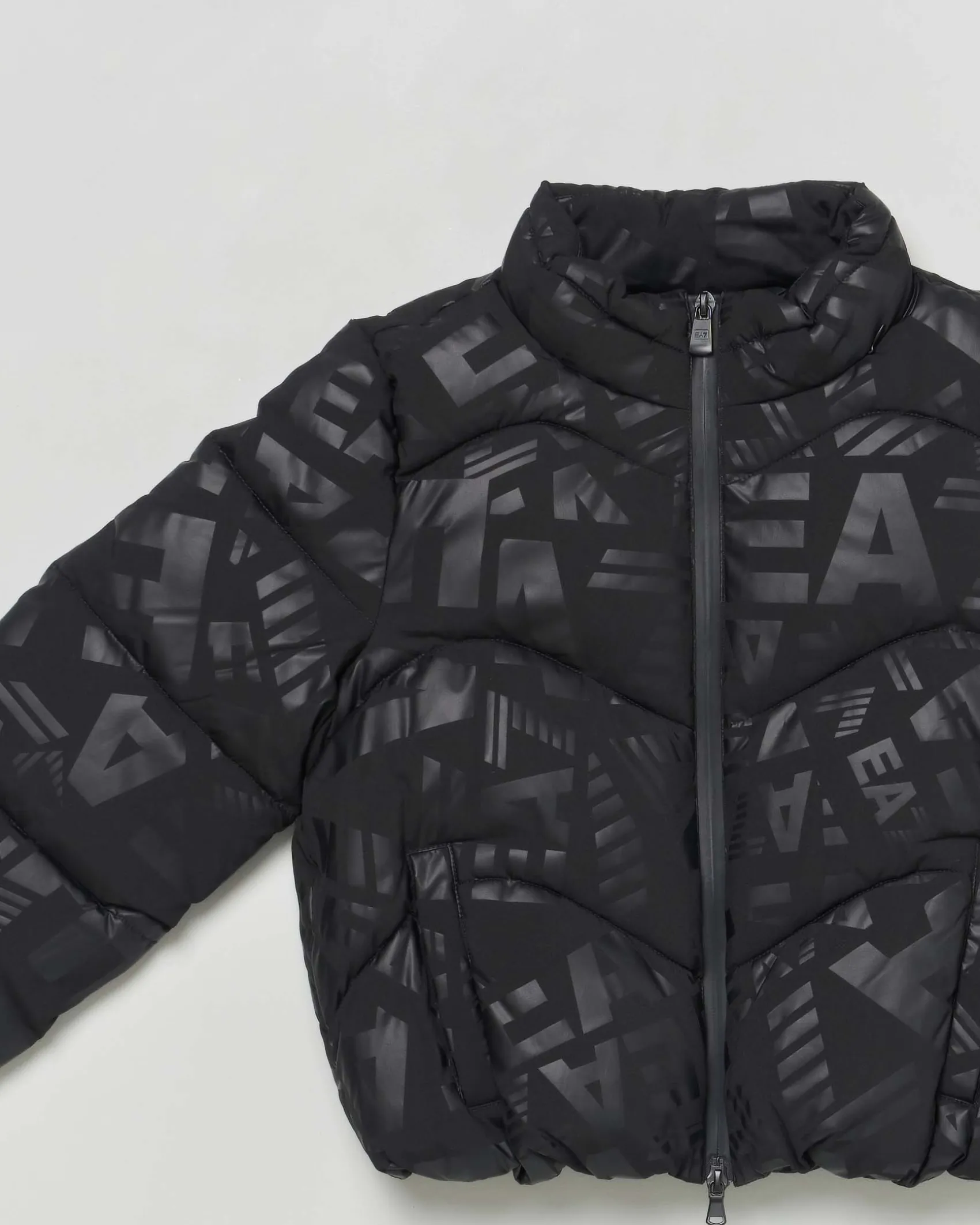 Piumino EA7 nero opaco con loghi monogram lucidi all over