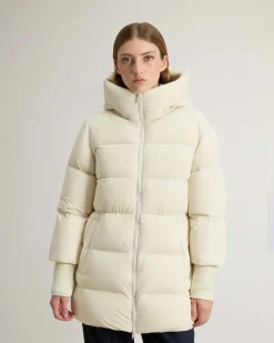 Piumino midi color latte Woolrich Cloud Series in nylon elasticizzato con finish opaco con collo alto e cappuccio fisso