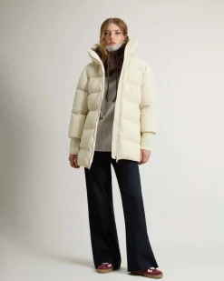 Piumino midi color latte Woolrich Cloud Series in nylon elasticizzato con finish opaco con collo alto e cappuccio fisso