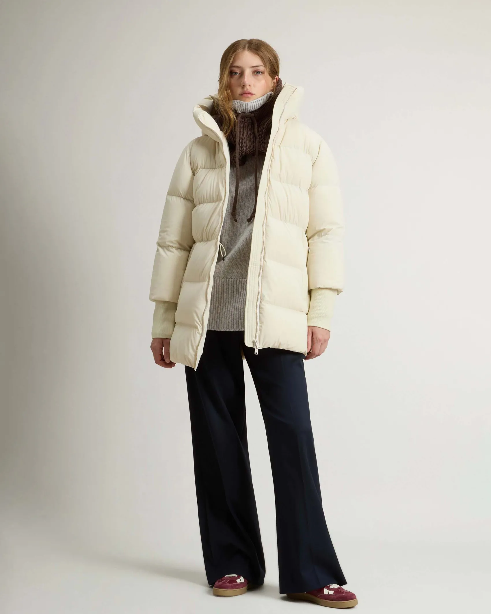 Piumino midi color latte Woolrich Cloud Series in nylon elasticizzato con finish opaco con collo alto e cappuccio fisso