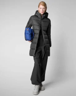 Piumino midi nero Save the duck modello Taylor con cappuccio molto avvolgente realizzato in tessuto dal finish opaco