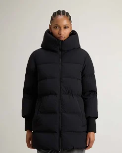Piumino midi nero Woolrich Cloud Series in nylon elasticizzato con finish opaco con collo alto e cappuccio fisso