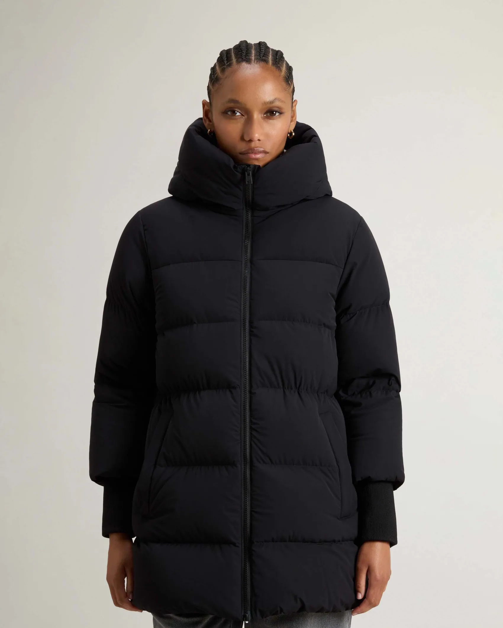 Piumino midi nero Woolrich Cloud Series in nylon elasticizzato con finish opaco con collo alto e cappuccio fisso