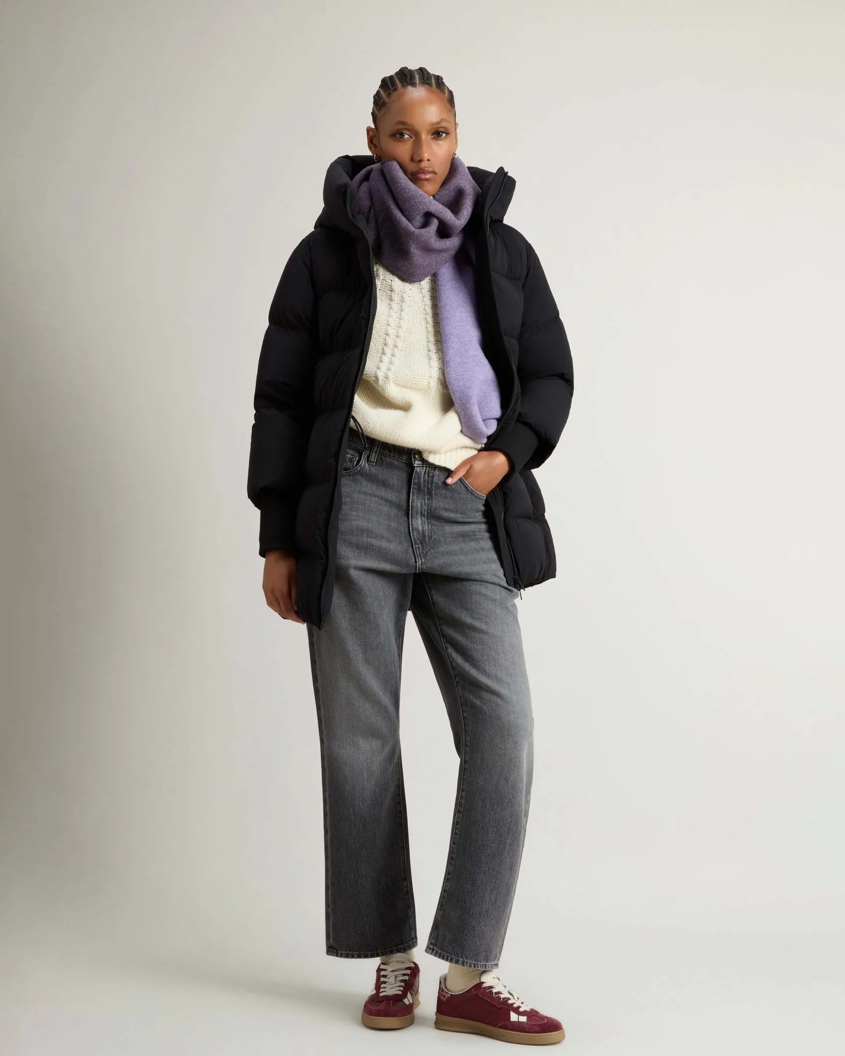 Piumino midi nero Woolrich Cloud Series in nylon elasticizzato con finish opaco con collo alto e cappuccio fisso