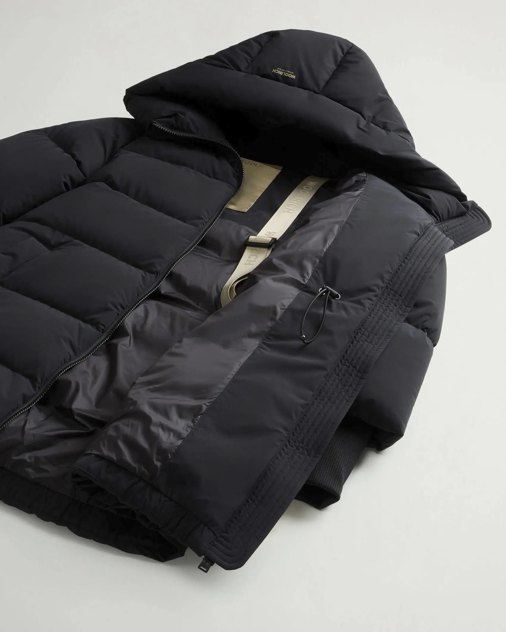 Piumino midi nero Woolrich Cloud Series in nylon elasticizzato con finish opaco con collo alto e cappuccio fisso