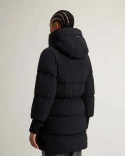Piumino midi nero Woolrich Cloud Series in nylon elasticizzato con finish opaco con collo alto e cappuccio fisso