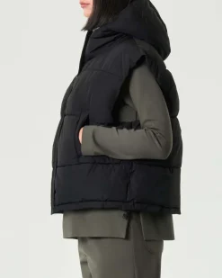 Piumino nero corto Hlo! con maniche ad aletta e cappuccio su colletto alto