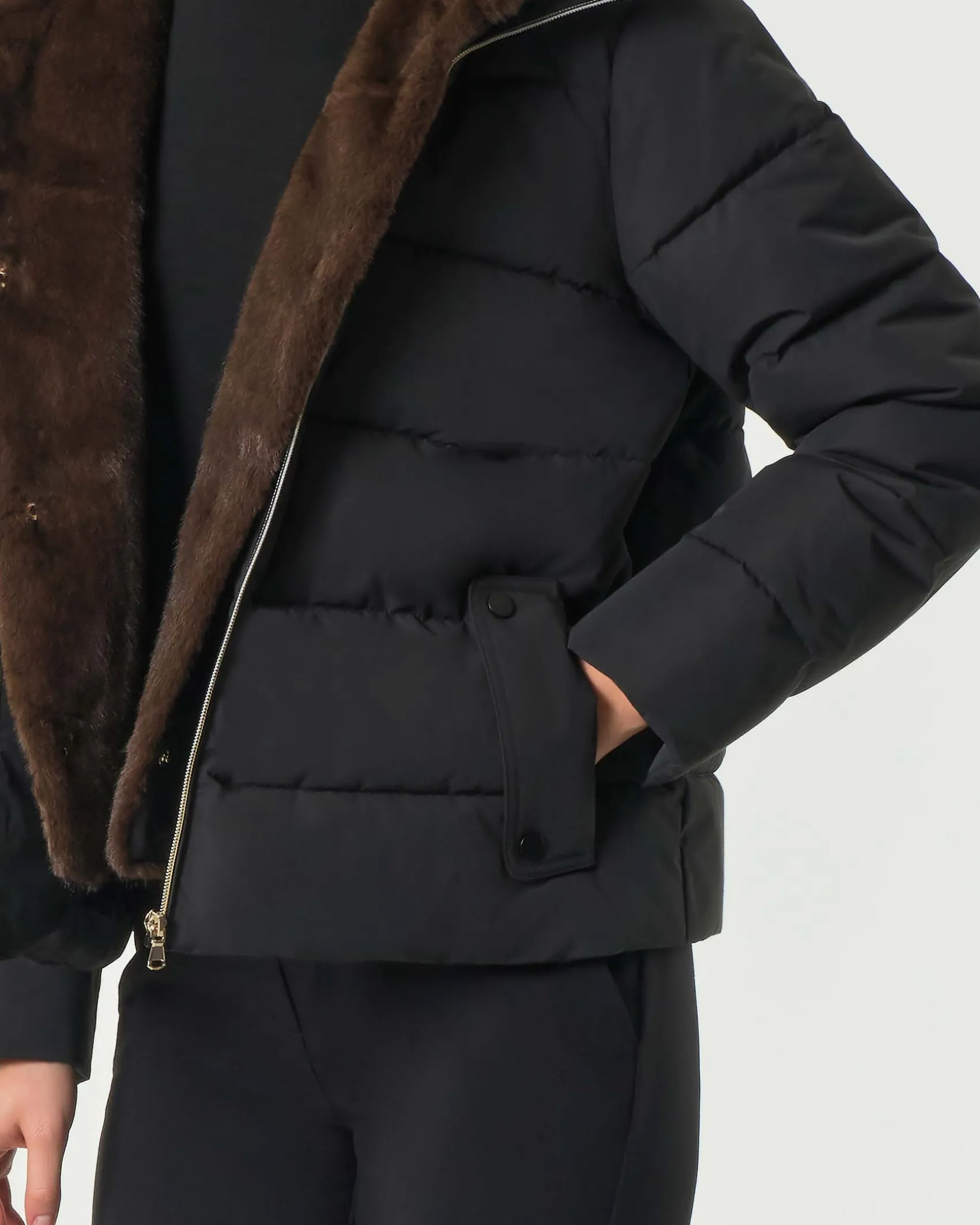 Piumino nero Emme Marella in taffettà con pettorina rimovibile in ecopelliccia effetto visone e cappuccio