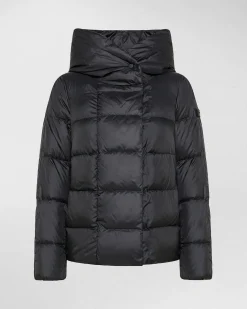 Piumino nero imbottito in piuma dalla linea boxy con scollo sciallato e cappuccio